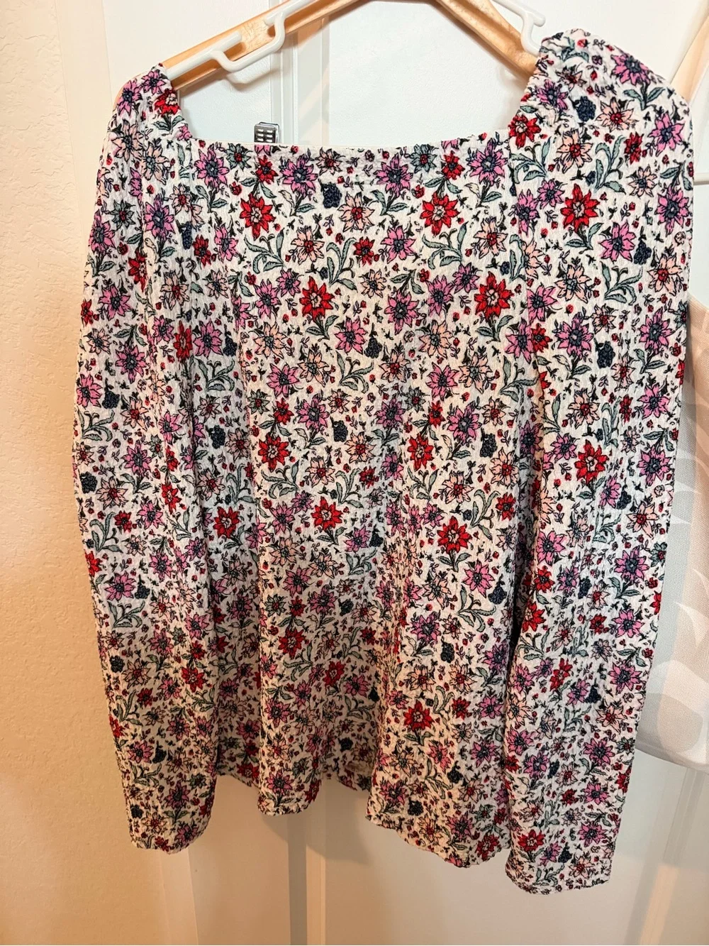 Loft Floral Puff-Sleeve Women's Top in White with Red & Pink Flowers